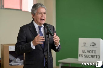 '범죄인 인도' 국민투표 참여하는 에콰도르 대통령