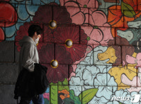 따뜻한 날씨에 겉옷을 벗다