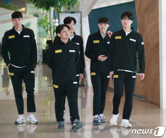 호주 수영코치 펄페리, 김우민 응원으로 징계 위기
