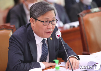 답변하는 전병극 문화체육관광부 1차관