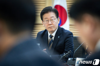 경청하는 이재명 민주당 대표