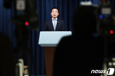 현안 브리핑하는 이도운 대변인