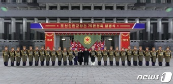 김정은, 이번 군 행사에도 딸 김주애 동행…지휘관들과 기념사진