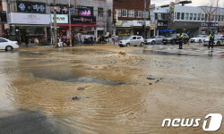 부산 사하구 하단동 도로서 누수…상수도 파열 추정