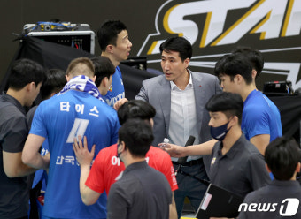 작전 지시 하는 권영민 한국전력 감독