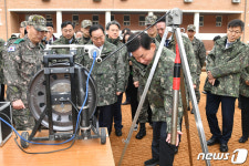 시추장비 살펴보는 김진표 국회의장