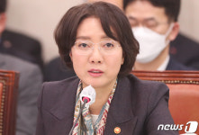 답변하는 이영 장관