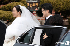식장으로 향하는 정준선 카이스트 교수 부부