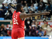 쓰리샷 성공한 워니, 왼손은 거들 뿐