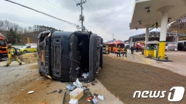 영동 가스충전소 앞 덤프트럭 전복…기름유출 부직포 작업