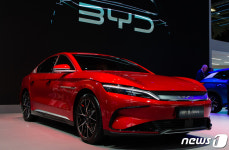 중국 BYD, 안방서 훨훨…테슬라 제치고 세계 전기차 1위 등극