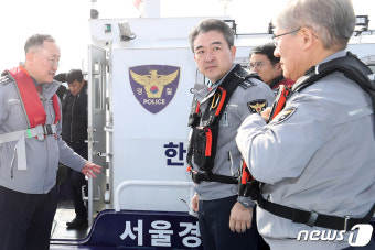한강경찰대 찾아 순찰정 살피는 윤희근 청장