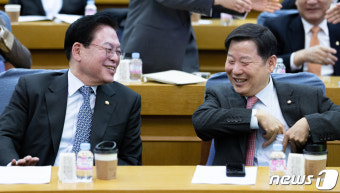미소 짓는 정우택 부의장·이철규 의원