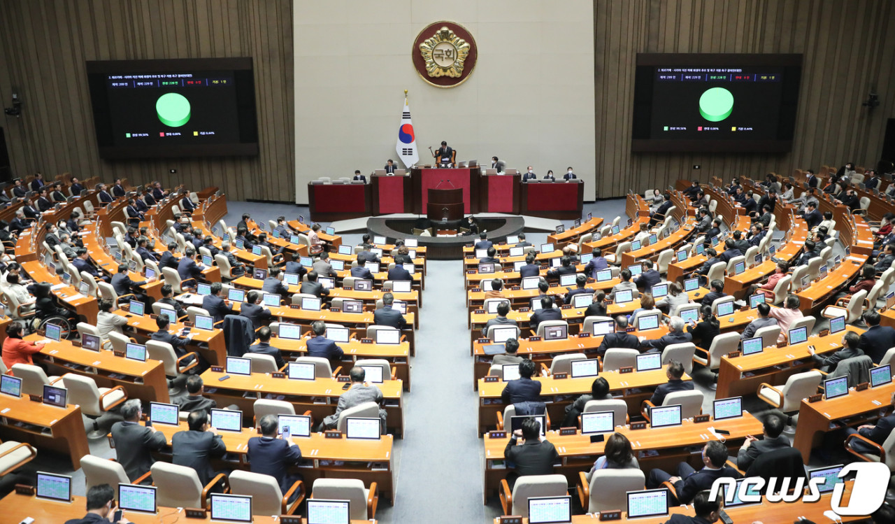 이재명 대표, 국회 본회의에서 다양한 의견 제시하는 모습