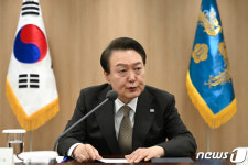 尹대통령, 통신·금융업계 고통 분담 촉구