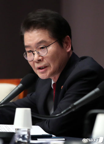 관훈토론회 발언하는 이정식 장관