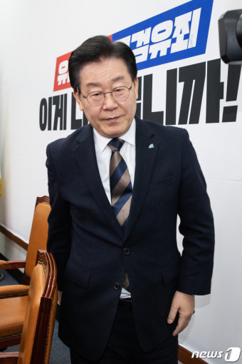 대표회의실 나서는 이재명 더불어민주당 대표