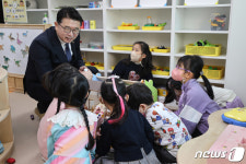 유치원 찾아 아이들과 인사하는 장상윤 차관