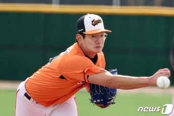 한화 김서현 '이번엔 사이드암으로 투구'