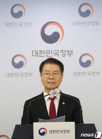 노동조합 및 노동관계조정법 개정안 관련 브리핑하는 이정식 장관