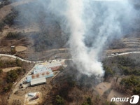 경북 군위 야산서 불…소방당국 돈사 연소 확대 저지 중