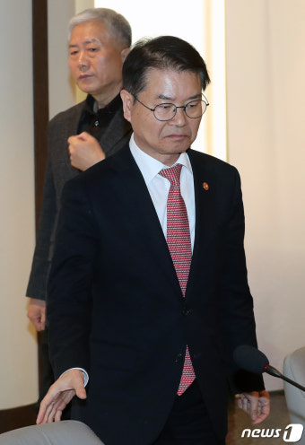 자리로 향하는 이정식 장관