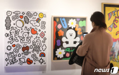 환경을 위한 작품 감상하는 시민들