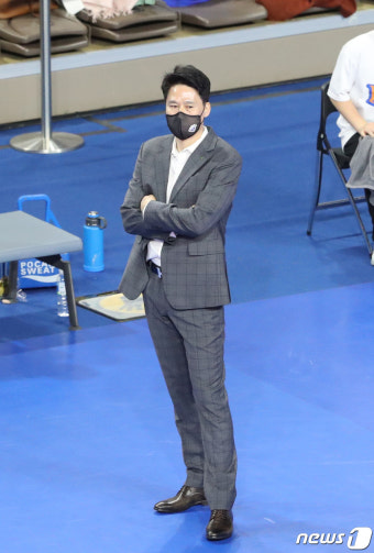 경기 지켜보는 강성형 감독