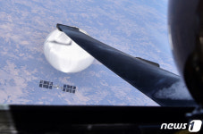 흰색 풍선 밑에 태양열 패널까지…美, 中 정찰풍선 사진 공개