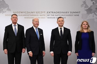 나란히 선 바이든과 폴란드-루마니아-슬로바키아 대통령