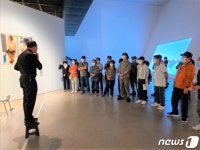 수어로 미술 감상…수원시립미술관 에르빈 부름展 수어 해설