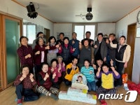 18년 만에 듣는 아기 울움소리…온주민 모여 잔치 열어