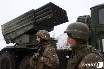 러 군 향해 BM-21 로켓 발사 준비하는 우크라 군