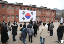 3.1절 앞두고 서대문형무소 찾은 시민들