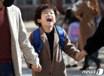 엄마 아빠 손잡고