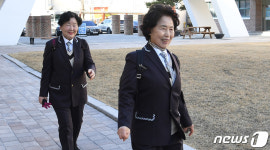 교복입은 만학도들의 첫 등굣길