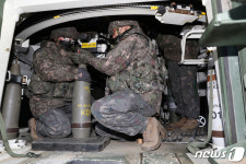 포탄 신관 결합하는 육군 17사단 천둥여단 장병들