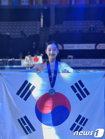 신지아, 2023 ISC 세계 주니어 선수권대회 은메달 미소