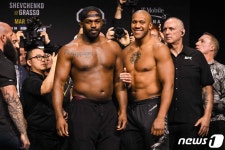 돌아온 존 존스, UFC 헤비급 타이틀전 계체 통과 
