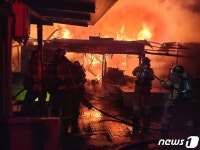 삼척 번개시장서 원인 불명 화재…1시간여 만에 진화