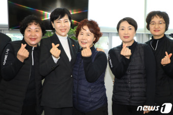 청소노동자들과 기념촬영하는 전현희 국민권익위원장