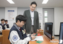 수업 참관하는 이재용 회장