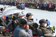 무료급식소에 찾아온 봄