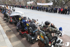 따뜻한 한 끼를 기다리는 사람들