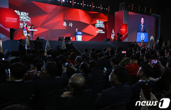 尹, 국민의힘 전당대회 참석…7년만의 대통령 與 전대 참석