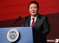 尹대통령, 전대장서 어퍼컷세리머니…새 지도부와 하나 돼야