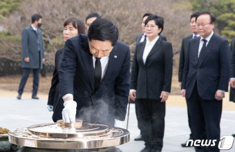 현충탑 참배로 첫 일정 시작하는 김기현 국민의힘 당대표