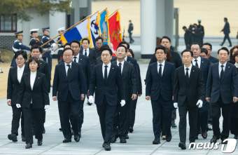 첫 공식일정으로 현충탑 참배 나선 국민의힘 지도부