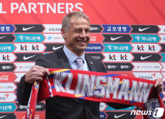'클린스만' 머플러 든 위르겐 클린스만 감독