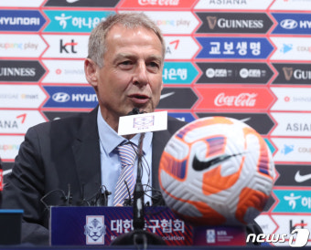 기자회견하는 위르겐 클린스만 축구국가대표팀 감독